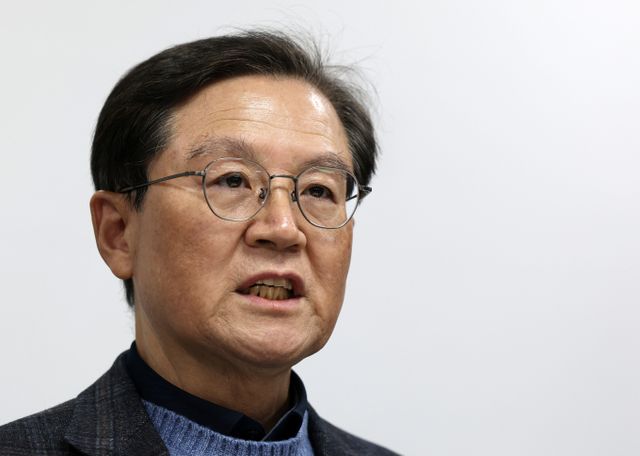 윤석열 대통령 측이 대통령 체포영장 집행에 경찰 형사기동대, 마약범죄수사대 등 동원 가능성에 대해 어떤 법적 근거도 없다고 비판했다. 사진은 윤 대통령의 탄핵심판 법률대리인인 윤갑근 변호사가 지난 8일 서울 서초구 한국컨퍼런스센터에서에서 열린 기자간담회에서 발언하는 모습. /사진=뉴스1