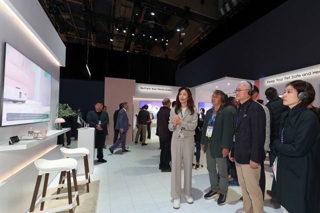 7일(현지시각) CES 2025를 참관중인 아모레퍼시픽그룹 서경배 회장이 박종만 아모레퍼시픽 디지털전략유닛장, 조반니 발렌티니 아모레퍼시픽 북미법인장 등과 함께 미국 라스베이거스 시저스 팰리스 호텔 '삼성 퍼스트 룩 2025' 부스를 방문했다. 서경배 회장의 CES 현장 참석은 이번이 처음이다. 서 회장은 CES 혁신상 6년 연속 수상과 삼성전자와의 뷰티미러 협업 등 수고한 직원들을 격려하고, 최첨단 기술의 트랜드를 살핀 것으로 알려졌다. /사진=아모레퍼시픽