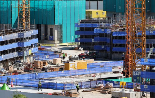 건설 업황 침체로 철강사와 시멘트사가 고전하고 있다. 사진은 서울 시내 한 아파트 건설 현장에서 근로자들이 작업을 하는 모습. /사진=뉴시스