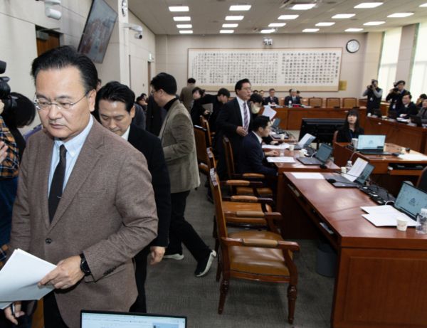 두 번째 발의된 내란 특검법이 국회 법제사법위원회 전체회의를 통과했다.두 번째 발의된 내란 특검법이 국회 법제사법위원회 전체회의를 통과했다. 사진은 유상범 국회 법제사법위원회 국민의힘 간사를 비롯한 국힘 법사위원들이 13일 오전 서울 여의도 국회에서 열린 법제사법위원회(법사위) 전체회의에서 윤석열 정부의 내란·외환 행위의 진상규명을 위한 특별검사 임명 등에 관한 법률안이 상정되자 퇴장하는 모습. /사진=뉴스1