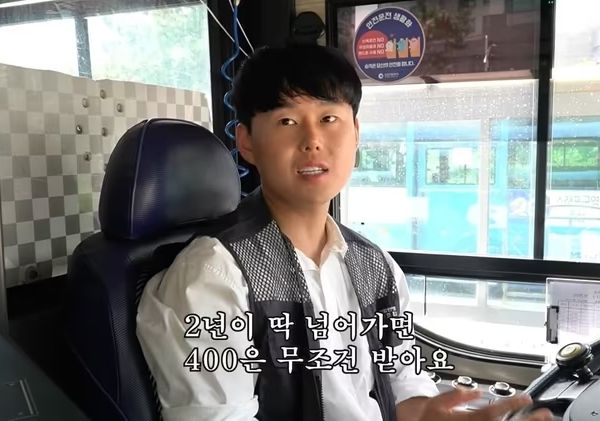 20대 시내버스 운전기사의 월급이 화제다. 사진은 인천 시내버스 운전기사 서기원씨의 모습. /사진=유튜브 '탐구행활 - 돈이 되는 삶의 이야기' 캡처