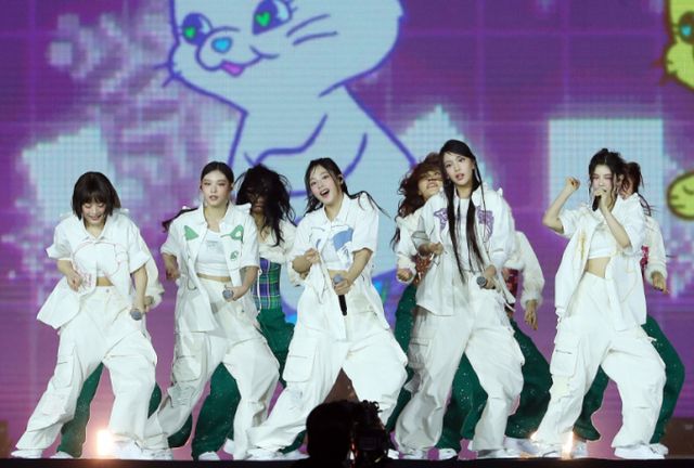 걸그룹 뉴진스(NewJeans)가 지난해 12월27일 오후 태국 방콕 임팩트 챌린저 홀 1-2(IMPACT Challenger Hall 1-2)에서 진행된 '제 9회 아시아 아티스트 어워즈'(The 9th Asia Artist Awards, 이하 'AAA 2024')'에 참석해 멋진 무대를 선보이고 있다. /사진=스타뉴스