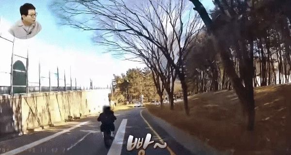 부산에서 어린 학생들이 앞뒤로 전기자전거에 앉아 고속도로를 위험천만하게 주행했다는 사연이 전해졌다. 사진은 전기자전거로 부산의 한 도시고속도로를 주행하는초등학생들의 모습. /영상=유튜브 '한문철TV' 캡처