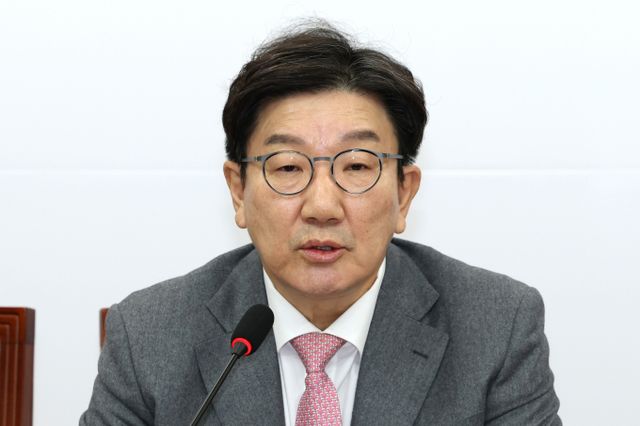 권성동 국민의힘 원내대표가 고위공직자범죄수사처(공수처)의 윤석열 대통령에 대한 체포영장 집행을 포기해야 한다고 말했다. 사진은 권 원내대표가 13일 서울 여의도 국회에서 열린 비상대책위원회의에서 발언하는 모습. /사진=뉴스1