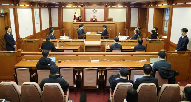 헌법재판소가 윤석열 대통령의 탄핵 사건과 관련해 첫 변론 기일을 진행한다. 사진은 지난 13일 한덕수 국무총리 탄핵심판 첫 변론준비기일을 진행하는 모습 /사진=뉴스1