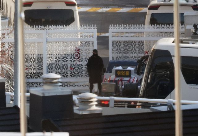 고위공직자범죄수사처(공수처)가 13일 국방부와 대통령 경호처에 윤석열 대통령 체포영장 집행 협조 요청 공문을 전달했다. 사진은 지난 12일 서울 용산구 한남동 대통령 관저에 유류로 추정되는 물질을 실은 화물차량이 이동하는 모습. /사진=뉴스1