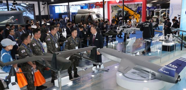 국내에서도 네이버, 카카오 등 국내 첨단 IT 기업들의 방위산업 진출 통로를 확대해야 한다는 목소리가 나온다. 지난해 10월 충남 계룡대에서 열린 '대한민국 국제방위산업전시회(KADEX)'에서 관람객들이 전시물을 살펴보고 있는 모습. /사진=뉴시스 