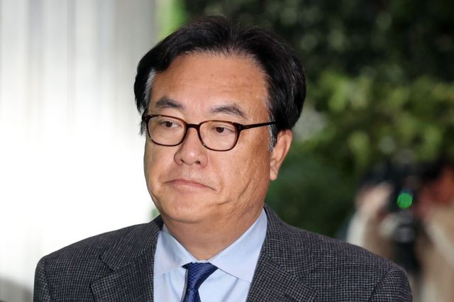 정진식 대통령실 비서실장이 윤석열 대통령 2차 체포영장 집행과 관련해 제3의 장소나 방문조사 등을 검토할 수 있다고 밝혔다. 사진은 정 실장이 지난해 12월15일 서울 종로구 정부서울청사에서 한덕수 국무총리를 만나 업무조정 협의 후 청사를 나서는 모습. /사진=뉴스1