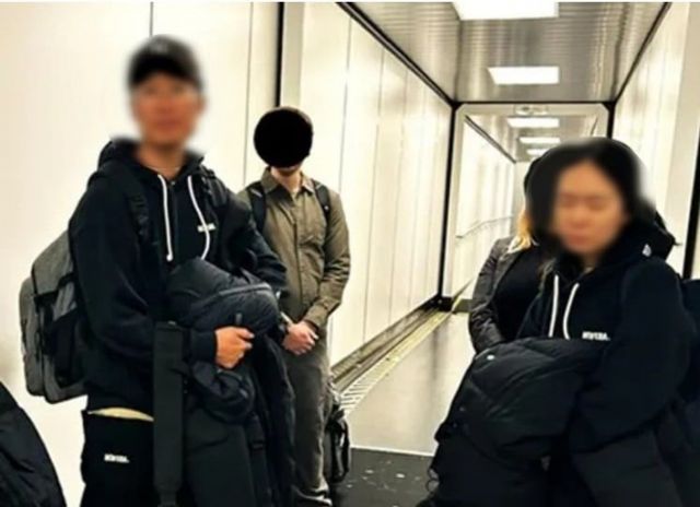 미국 연방 이민세관국(ICE)에서 보증금 62억원을 가로챈 뒤 미국으로 도피한 전세 사기범 부부 얼굴을 공개했다. 사진은ICE가 공개한 피의자 40대 남모씨와 최모씨 부의 추방 모습. /사진=뉴시스(ICE 홈페이지 갈무리)