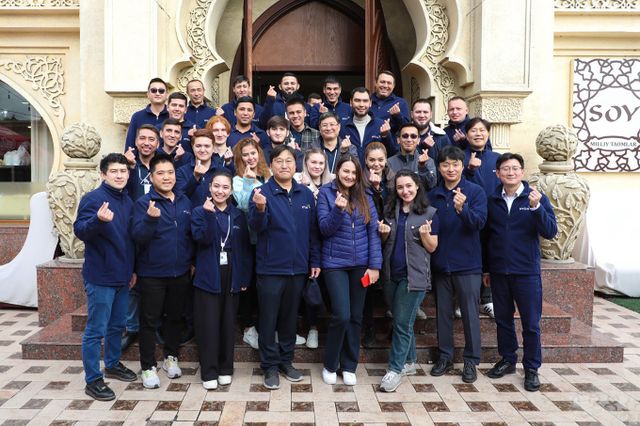 KT&G가 우즈베키스탄에 법인을 신설했다. KT&G 우즈베키스탄 법인 구성원들이 단체사진 촬영을 하고 있다. /사진=KT&G