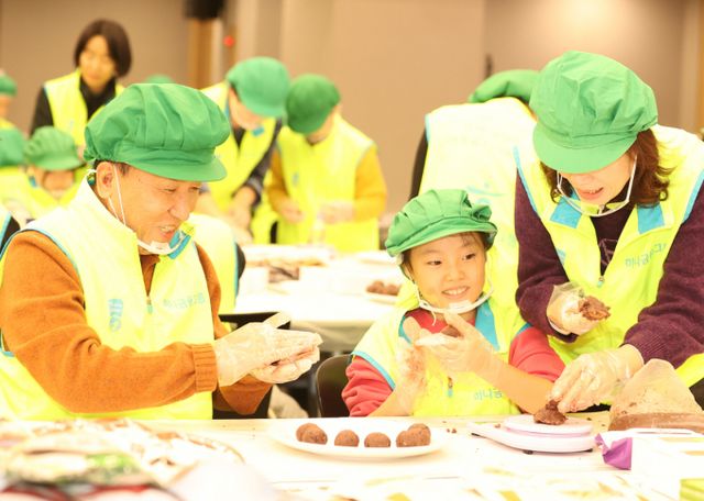 하나금융그룹이 지난 11일 설을 맞아 전통 떡 나눔 봉사활동을 실시했다. 사진은 함영주 회장(왼쪽에서 첫번째)이 임직원 가족과 함께 봉사활동을 하고 있는 모습. /사진=하나금융그룹
