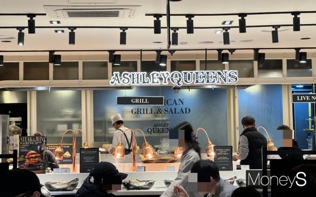 애슐리퀸즈는 지난해 약 4000억원의 매출을 기록했다. 사진은 애슐리퀸즈 뉴코아평촌점 식당 내부. /사진=정연 기자