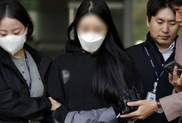 강남 한복판에서 무면허로 운전해 8중 추돌사고를 낸 20대 여성이 첫 재판에서 심신미약을 주장했다. 사진은 지난해 구속 송치되는 모습. /사진=뉴시스