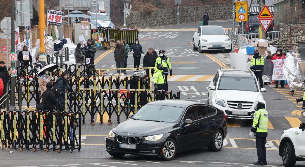 경찰이 윤석열 대통령 2차 체포영장 집행을 방해하는 대통령경호처 직원들을 현행범으로 체포한다는 방침을 세웠다. 사진은 13일 오전 서울 용산구 한남동 대통령 관저 인근 도로에 경찰이 바리케이드를 설치하며 현장을 통제하는 모습. /사진=뉴스1