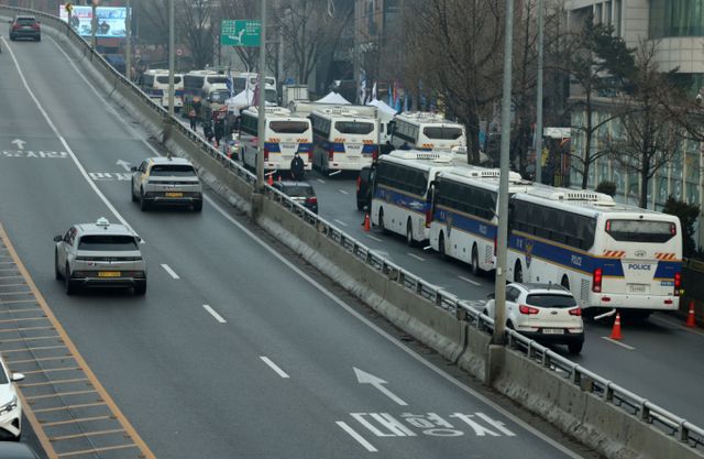 경찰청 국가수사본부가 각 수도권 시도경찰청 경찰관들에게 윤석열 대통령 체포영장 집행 작전과 관련해 상세 임무 지시를 받을 준비를 할 것을 명령했다. 사진은 대통령 관저 입구 앞에 경찰버스가 주차된 모습. /사진=뉴시스