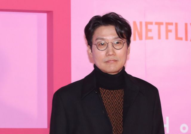 '오징어 게임' 시리즈 황동혁 감독이 시즌2의 국내 성적이 비교적 저조한 것을 두고 "똥개도 자기 집에서는 50%를 먹고 들어간다는데"라고 말해 구설에 오른 가운데, 그의 과거 날 선 인터뷰 발언이 재조명됐다.사진은 지난해 12월 서울 중구 동대문디자인플라자(DDP)에서 열린 넷플릭스 오리지널 시리즈 '오징어 게임' 시즌2 핑크카펫 행사에 참석한 황동혁 감독. /사진=뉴스1