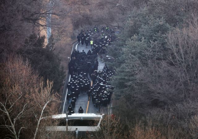 공조수사본부(공조본)가 15일 윤석열 대통령에 대한 2차 체포영장 집행과 관련해 관저 3차 저지선 내 진입했다. 사진은 15일 공수처 수사관들과 경찰 인력이 서울 용산구 한남동 대통령 관저 정문을 통과하는 모습. /사진=뉴스1