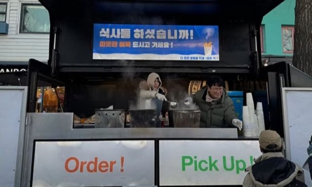 강성범이 집회 참가자들을 향해 어묵트럭을 직접 운영한 비하인드를 전했다./사진=강성범TV 캡처