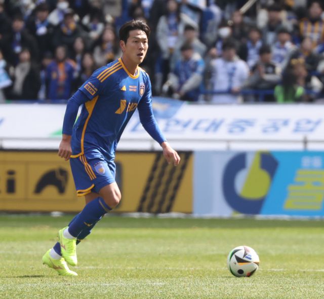 울산HD가 2025시즌 선수단 주장으로 국가대표 수비수 김영권을 선임했다. 사진은 울산HD에서 활약한 김영권의 모습. /사진=뉴스1