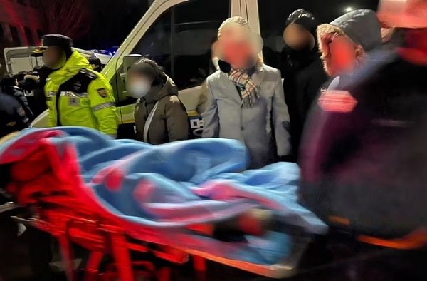 서울 용산구 한남동 대통령 관저 인근에서 부상자가 발생했다. 사진은 부상자가 들것에 실려 나오는 모습. /사진=뉴스1