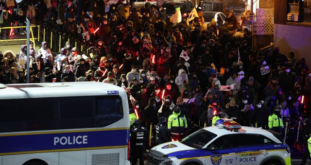 윤 대통령 체포를 찬성하는 지지자들과 반대하는 지지자들의 대치가 이어지고 있다. 사진은 이날 관저 인근 윤 대통령 지지자들 모습. /사진=뉴스1