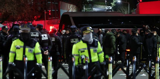 고위공직자범죄수사처(공수처) 수사관과 경찰 기동대가 15일 오전 4시쯤 윤석열 대통령 2차 체포영장 집행을 위해 관저로 집결한 모습이 포착됐다. 사진은 15일 서울 용산구 한남동 대통령 관저 입구가 버스로 막혀 있는 모습. /사진=뉴스1