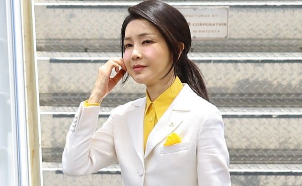 추미애 더불어민주당 의원이 김건희 여사가 해군 함정에서 술파티를 열었다고 주장했다. 사진은 윤석열 대통령 부인 김건희 여사가 지난해 7월8일(현지시각) 북대서양조약기구(NATO·나토) 75주년 정상회의 참석에 앞서 인도·태평양사령부 방문을 위해 미국 히캄 공군기지에 도착해 이동하는 모습. /사진=뉴시스