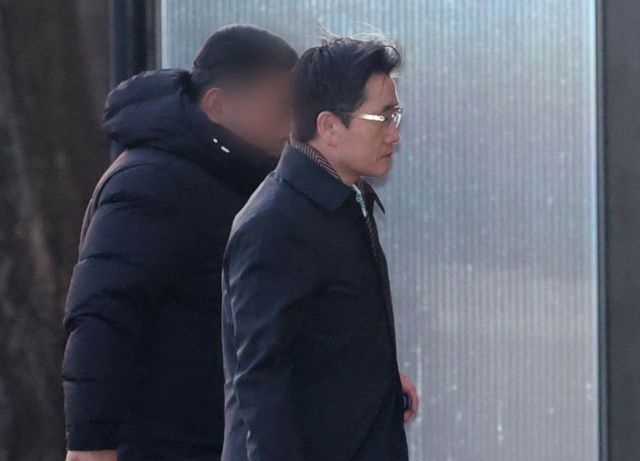 오동운 공수처장이 별다른 입장 발표 없이 정부과천청사로 출근했다. 사진은 오동운 공수처장이 15일 오전 경기 과천시 정부과천청사 고위공직자범죄수사처(공수처)로 출근하는 모습. /사진=뉴스1