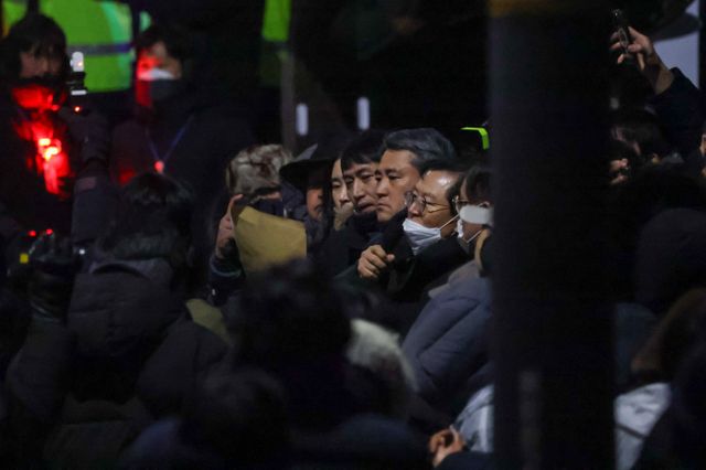 고위공직자범죄수사처(공수처)와 경찰이 15일 대통령 한남동 관저 앞에서 윤석열 대통령측 변호인단, 국민의힘 의원들과 대치하고 있다. 사진은 15일 서울 용산구 한남동 대통령 관저 앞에서 윤 대통령 측 변호인들과 경찰이 대치한 모습. /사진=뉴스1