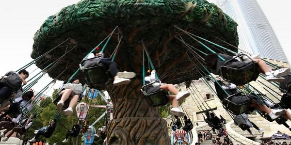 사진은 회전그네의 모습. /사진=롯데월드 어드벤처 홈페이지 캡처