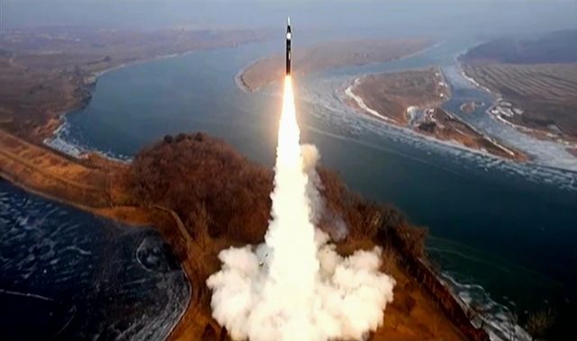 북한이 동해상으로 탄도미사일로 추정되는 발사체를 발사했다. 사진은 김정은 북한 국무위원장이 지난 6일 북한 미사일총국의 신형 극초음속 중장거리 탄도미사일 시험발사를 화상감시체계로 참관했다고 7일 북한 조선중앙TV가 보도한 장면. /사진=뉴시스(조선중앙TV 캡처)