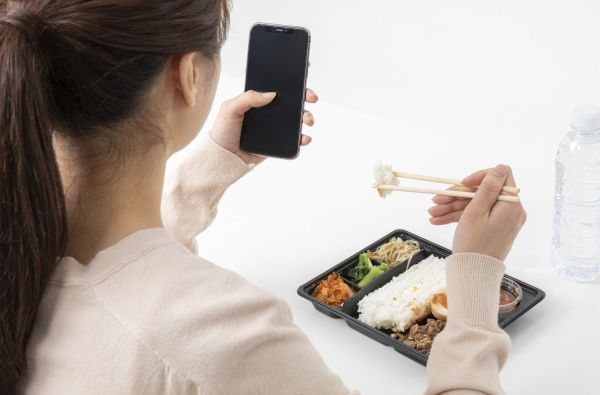 식사에 온전히 집중하지 못하는 '산만한 식사'가 체중 증가와 직접적인 연관이 있다는 연구 결과가 나왔다. 사진은 기사의 이해를 돕기 위한 이미지. /사진=이미지투데이