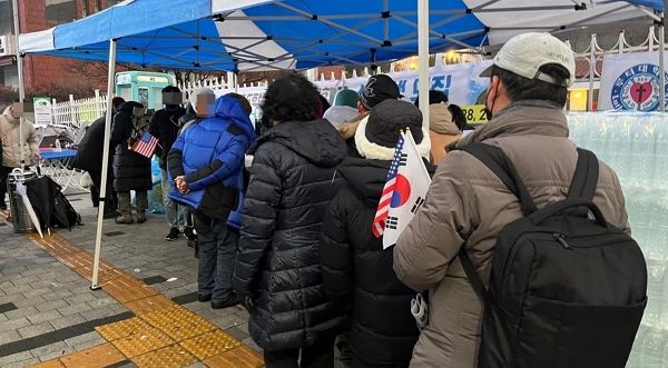 서울 용산구 한남동 관저 앞 탄핵 지지 세력과 규탄 세력 간 집회가 연일 격화하고 있다. 사진은 14일 오전 7시쯤 서울 용산구 한남동 윤석열 대통령 관저 인근에서 윤 대통령 지지자들이 아침을 먹기 위해 줄을 서고있는 모습. /사진=뉴스1