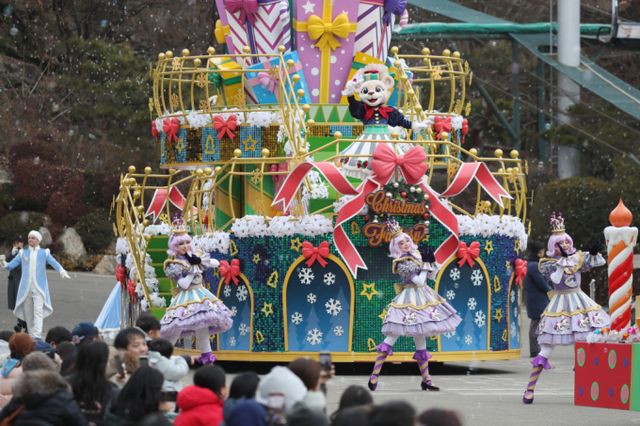용인의 한 놀이공원 캐스트가 연예인 커플이 투어를 비밀리에 한다고 말해 궁금증을 자아냈다. 사진은 지난달 16일 오후 경기 용인시 처인구 에버랜드에서 '블링블링 X-mas 퍼레이드'가 펼쳐지고 있는 모습. /사진=뉴스1