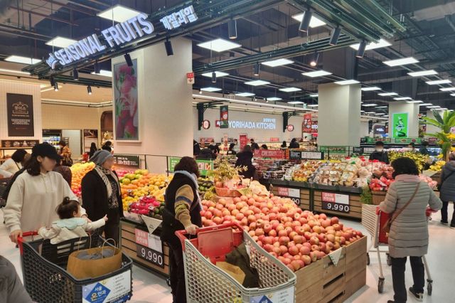 롯데마트는 올해 그로서리 사업 강화를 핵심 추진 전략으로 내걸었다. 사진은 롯데마트 그랑그로서리 은평점 농산물 매장 모습. /사진=롯데마트