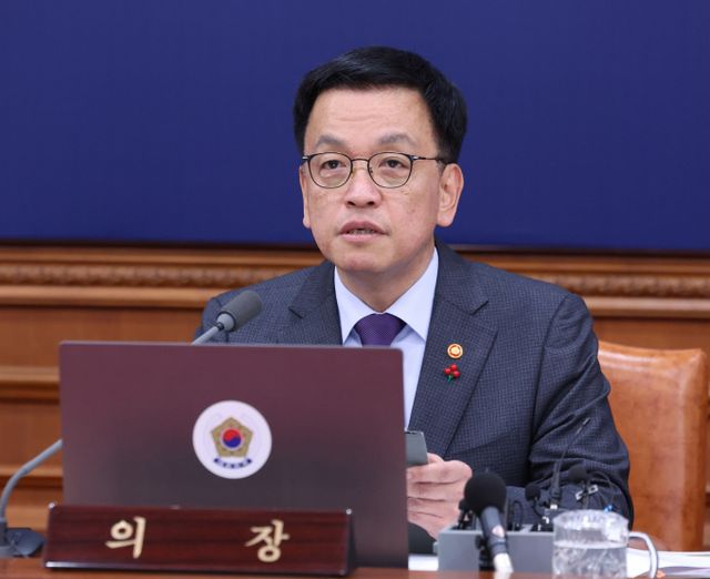 최상목 대통령 권한대행 부총리 겸 기획재정부 장관이 오는 27일 임시공휴일 지정을 언급하며 내수 살리기 동참을 호소했다. 사진은 최 대행이 14일 서울 종로구 정부서울청사에서 열린 국무회의를 주재하며 발언하는 모습. /사진=뉴시스