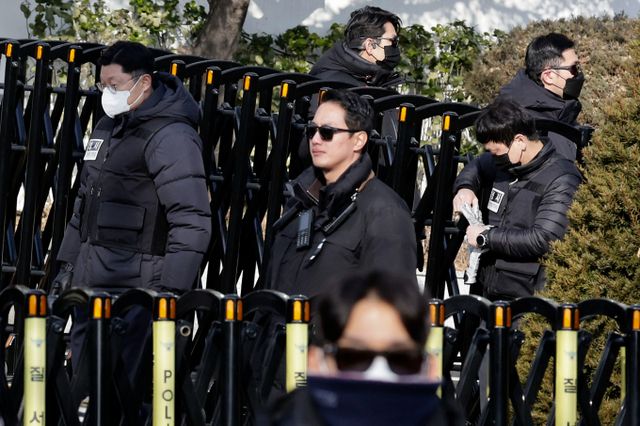 공조수사본부(공조본)가 오는 15일 진행할 윤석열 대통령 2차 체포영장 집행을 앞두고 준비에 나섰다. 사진은 지난 3일 공직자범죄수사처(공수처) 관계자들과 경찰이 서울 용산구 대통령 관저에서 철수하는 모습. /사진=뉴시스 
