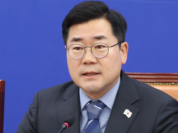 박찬대 더불어민주당 원내대표가 "오늘 중 반드시 내란수괴 윤석열을 체포하길 바란다"고 밝혔다. 사진은 박찬대 더불어민주당 원내대표가 14일 오전 서울 여의도 국회에서 열린 원내대책회의에서 발언을 하고 있는 모습. /사진=뉴시스