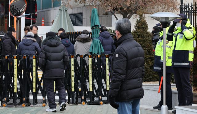 대통령경호처와 경찰, 고위공직자범죄수사처(공수처)가 윤석열 대통령 체포영장 집행을 논의하기 위해 3자 회동을 진행하고 있다. 사진은 지난 13일 서울 용산구 한남동 대통령 관저로 향하는 출입로에 경호처 등 경호인력과 경찰이 현장을 통제하는 모습. /사진=뉴스1