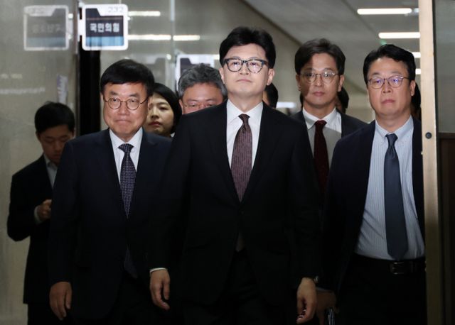 한동훈 전 국민의힘 대표가 도널드 트럼프 미국 대통령 당선인 취임식에 초청받았지만 참석하지 않기로 했다. 사진은 한동훈 전 국민의힘 대표(가운데). /사진=뉴시스