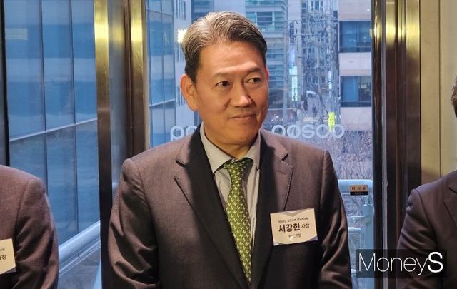 서강현 현대제철 사장이 14일 서울 강남구 포스코센터에서 열린 철강업계 신년 인사회에서 내빈을 맞이하고 있다. /사진=최유빈 기자