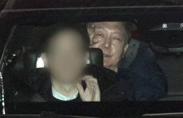 여러 온라인 커뮤니티에 윤석열 대통령의 죄명이 명시된 수색영장 사진이 공유되고 있다. 사진은 윤석열 대통령이 15일 경기도 정부과천청사 고위공직자범죄수사처(공수처)에서 조사를 마친 뒤 서울구치소로 향하는 모습. /사진=머니투데이(공동취재)