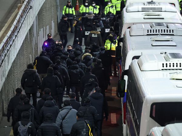 고위공직자범죄수사처(공수처)가 "윤석열 대통령 자진 출석은 고려하지 않고 있다"고 밝혔다. 사진은 공수처가 윤석열 대통령 2차 체포영장 집행에 나선 15일 오전 서울 용산구 한남동 대통령 관저로 공수처 수사관들이 이동하는 모습. /사진=뉴스1