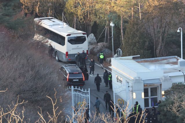 윤석열 대통령이 고위공직자범죄수사처(공수처)가 관저에서 철수하면 직접 공수처로 출석하겠다고 전했다. 사진은 15일 대통령 경호처 관계자들이 서울 용산구 한남동 대통령 관저 입구에서 차량을 검문하는 모습. /사진=뉴스1