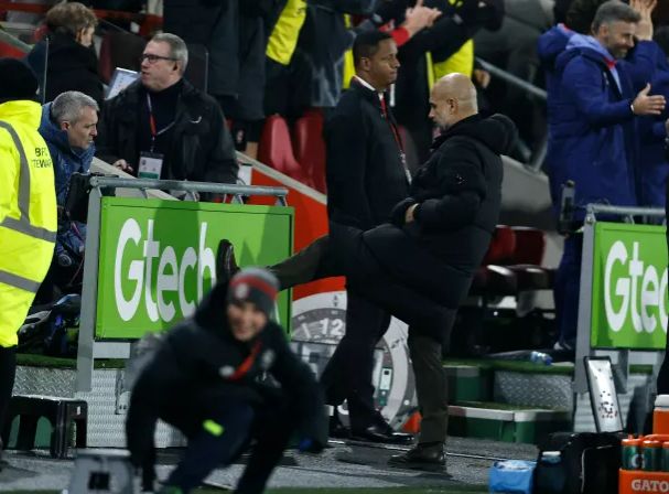 팹 과르디올라 감독이 브렌트퍼드와의 경기에서 비기자 분노를 참지 못했다. 사진은 15일(한국시각) 영국 런던 지태그 커뮤니티 스타디움에서 열린 잉글랜드 프리미어리그 21라운드 경기를 지휘환 팹 과르디올라 감독이 발길질을 하는 모습. /사진=더선 홈페이지 캡처