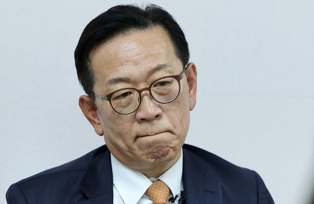 윤석열 대통령 측이 "자진 출석하는 쪽으로 공수처와 협상 중"이라고 밝혔다. 사진은 윤석열 대통령 측 법률자문인 석동현 변호사가 13일 오후 서울 서초구 석 변호사 사무실에서 고위공직자범죄수사처의 체포영장 관련 브리핑 중 취재진의 질문을 듣고 있는 모습. /사진=뉴스1