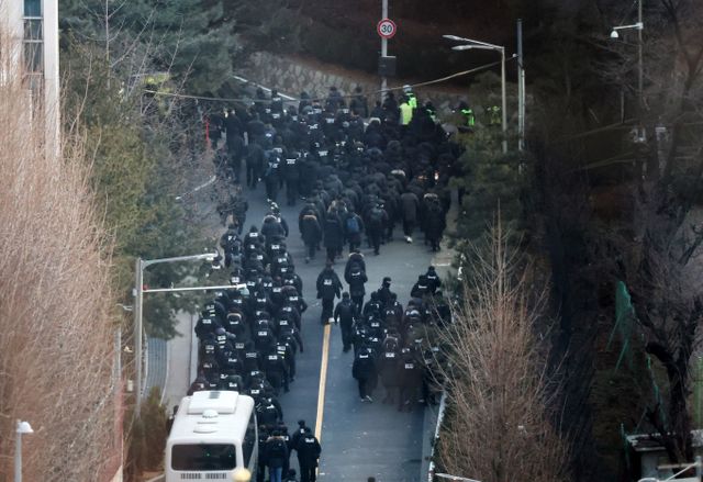 고위공직자범죄수사처(공수처)가 내란 우두머리 혐의를 받는 윤석열 대통령 체포영장 집행 이후 공수처에서 조사하기 위해 영상 장비, 휴식 공간 조사실 등을 준비했다. 사진은 15일 공수처 수사관들과 경찰 인력이 서울 용산구 한남동 대통령 관저 정문을 통과하는 모습. /사진=뉴스1