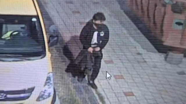 서산 렌터카 강도 살인 사건 피해자 유족이 사건 전말을 밝히며 엄벌을 요청했다. 사진은 가해자가 피해자 차량에 불을 지른 후 내려오는 모습. /사진=JTBC '사건반장'