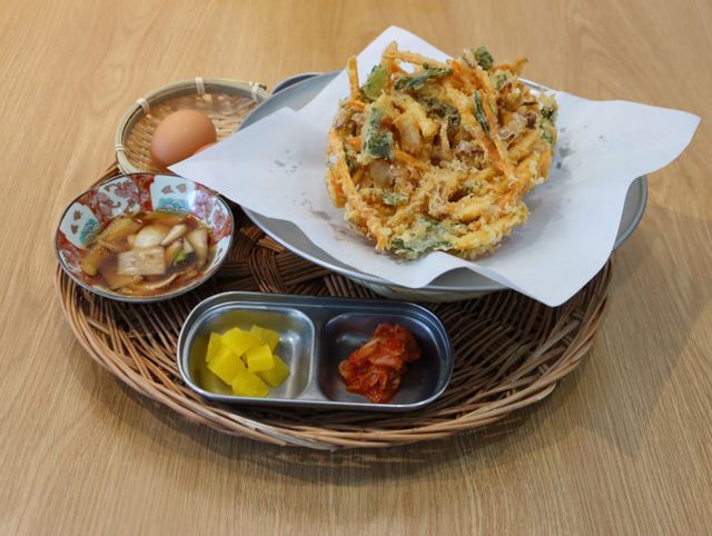 소쿠리소바는 메인 메뉴인 소바뿐 아니라 튀김과 고기 메뉴도 일품이다. 사진은 소쿠리소바의 야채튀김과 기본찬. /사진=다이어리알