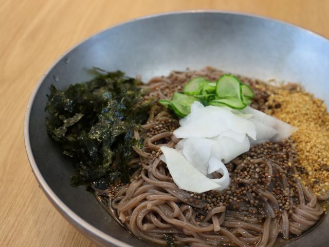 소쿠리소바는 대학가 상권에 위치한 만큼 합리적인 가격과 푸짐한 양이 장점이다. 사진은 소쿠리소바의 들기름 소바. /사진=다이어리알